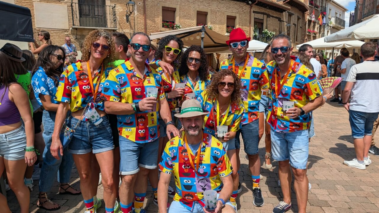 Grupo de amigos disfrutando en la fiesta de Interpeñas en Saldaña