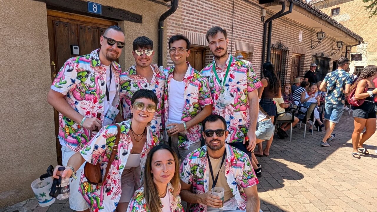 Grupo de amigos en la fiesta Interpeñas de Saldaña con camisas coloridas