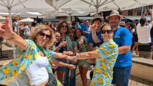 Grupo de personas disfrutando en la fiesta de Interpeñas en Saldaña