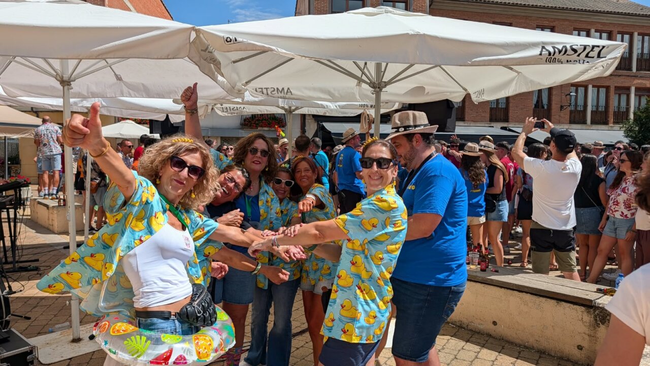 Grupo de personas disfrutando en la fiesta de Interpeñas en Saldaña