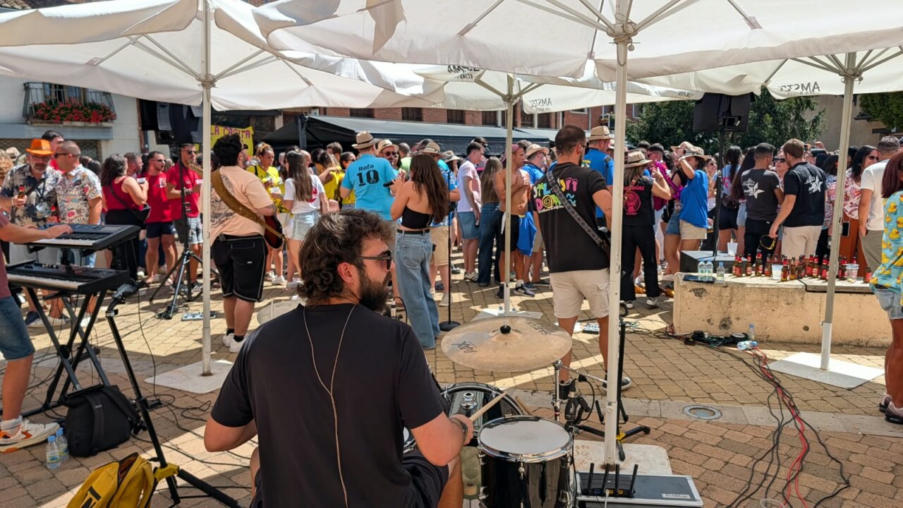 Músicos tocando en la fiesta de Interpeñas en Saldaña