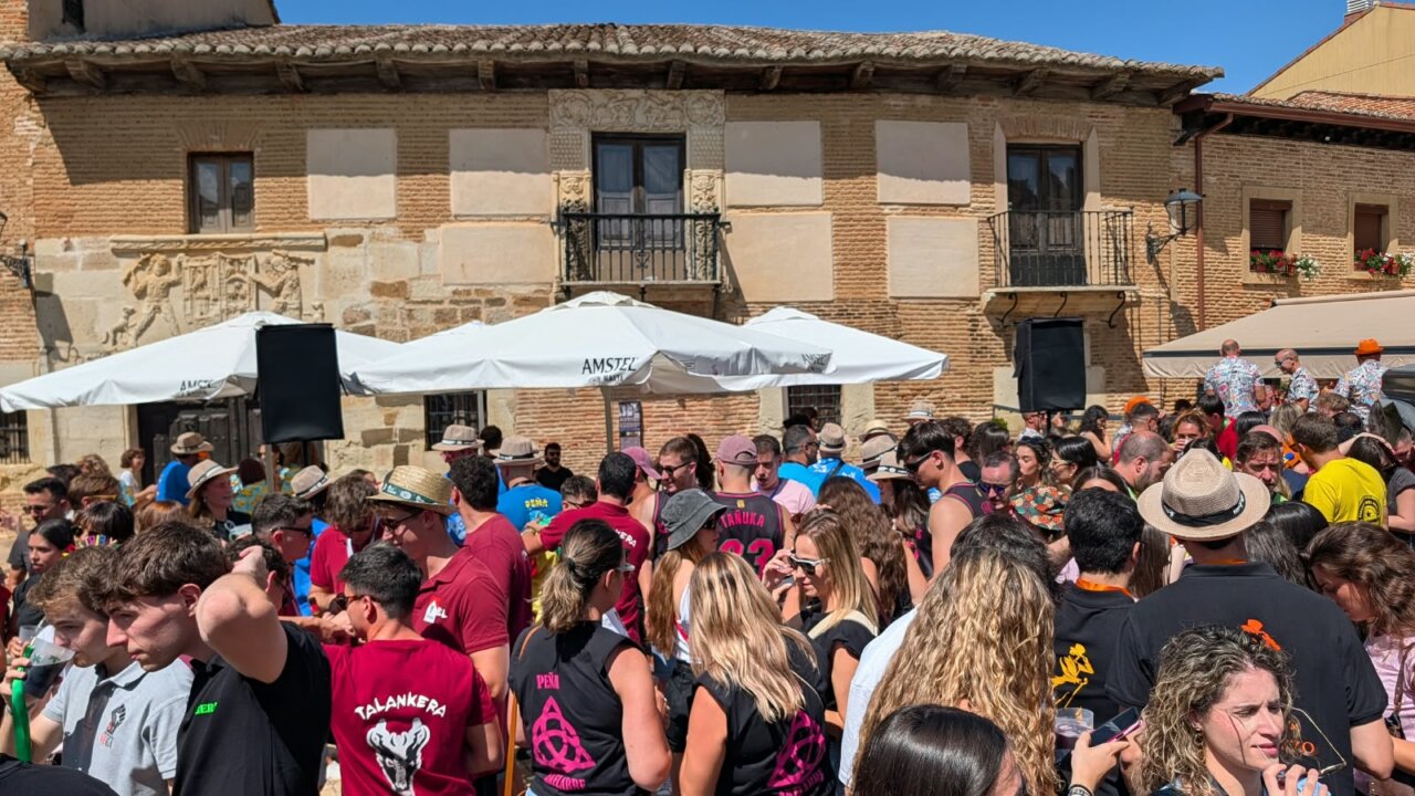 Multitud de personas disfrutando en la fiesta de Interpeñas en Saldaña