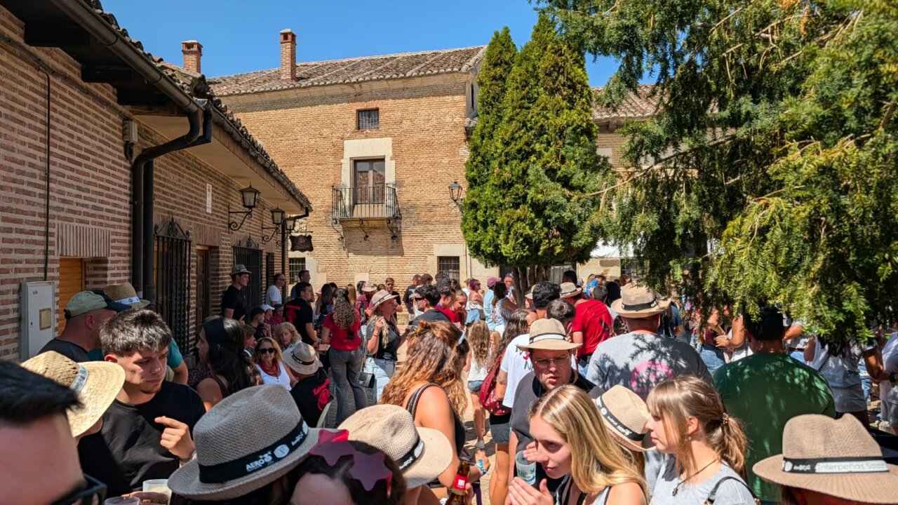 Multitud de personas disfrutando en la fiesta de Interpeñas en Saldaña