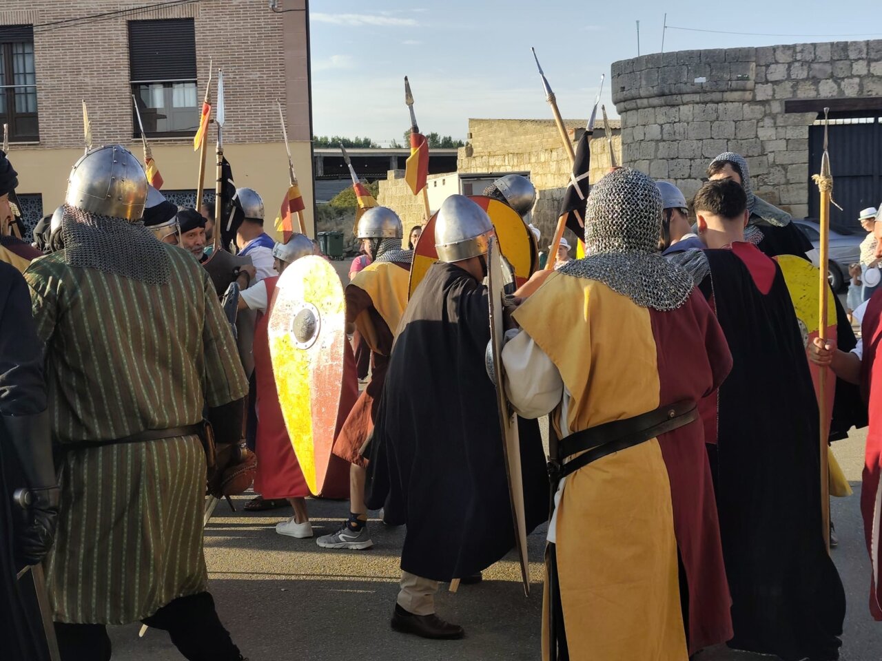 Participantes en la batalla Nabal en Monzón de Campos con armaduras y escudos.