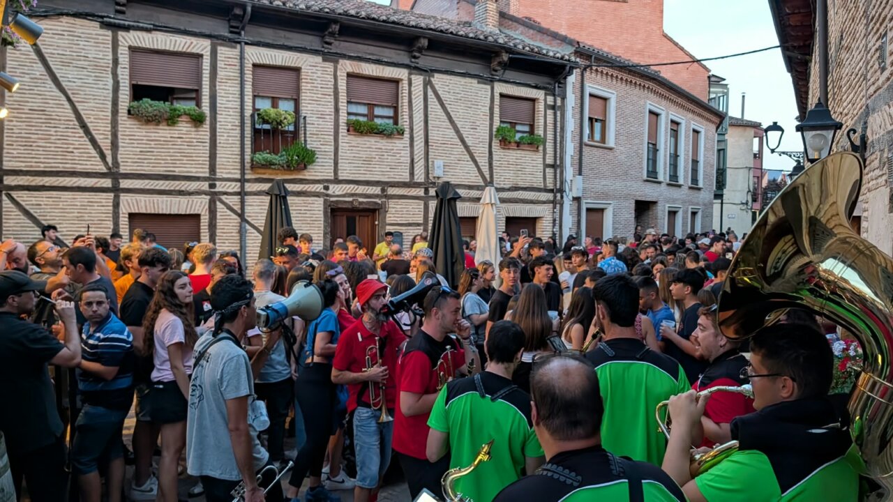 Multitud de personas disfrutando en la fiesta de Interpeñas en Saldaña