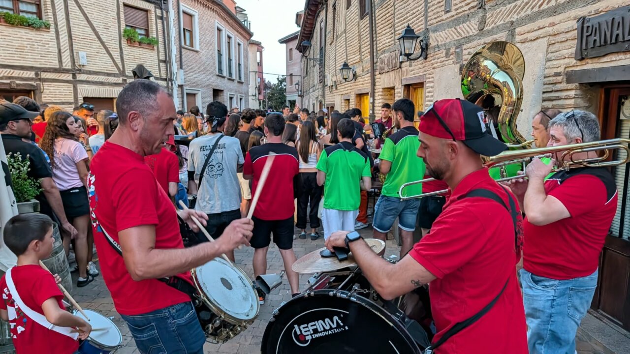 Grupo de músicos tocando instrumentos en la fiesta de Interpeñas en Saldaña
