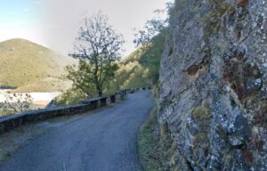 Camino hacia Valcobero rodeado de montañas y vegetación
