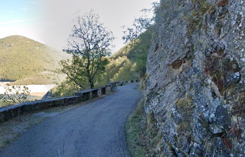 Camino hacia Valcobero rodeado de montañas y vegetación