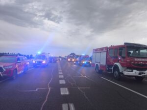 Accidente múltiple en la A-62 con vehículos de emergencia presentes