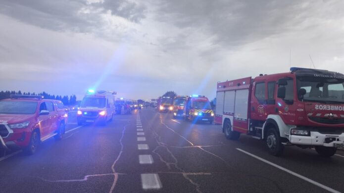 Accidente múltiple en la A-62 con vehículos de emergencia presentes
