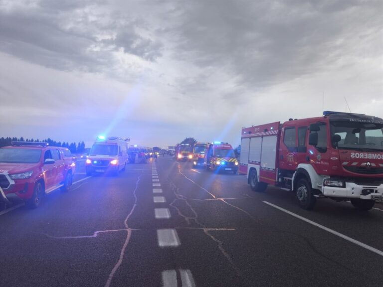 Accidente múltiple en la A-62 con vehículos de emergencia presentes