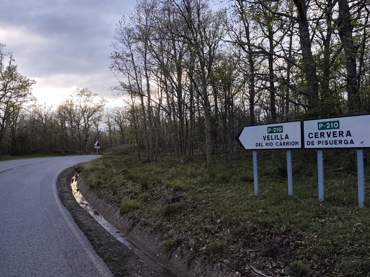 Señalización de la carretera P-210 hacia Cervera de Pisuerga.