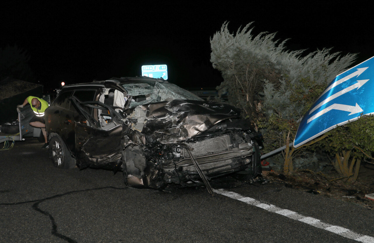 Vehículo dañado tras accidente en la A-62 en Dueñas