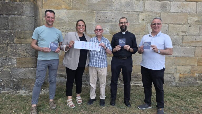 Grupo de personas mostrando acreditaciones de patrimonio religioso en Palencia