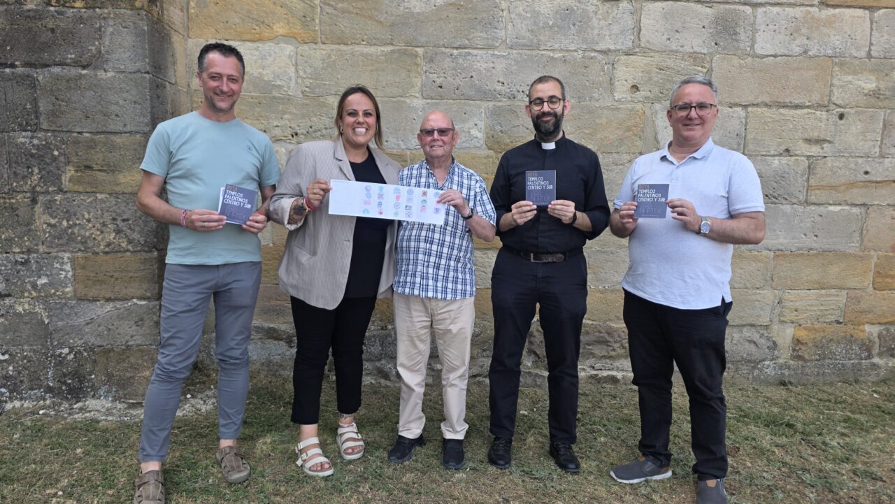 Grupo de personas mostrando acreditaciones de patrimonio religioso en Palencia