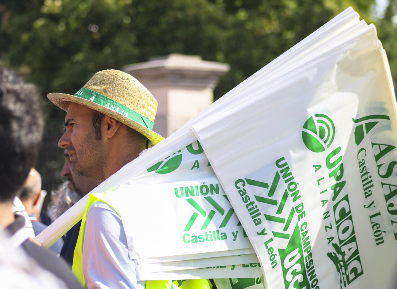Agricultor con sombrero y pancartas en protesta en Castilla y León