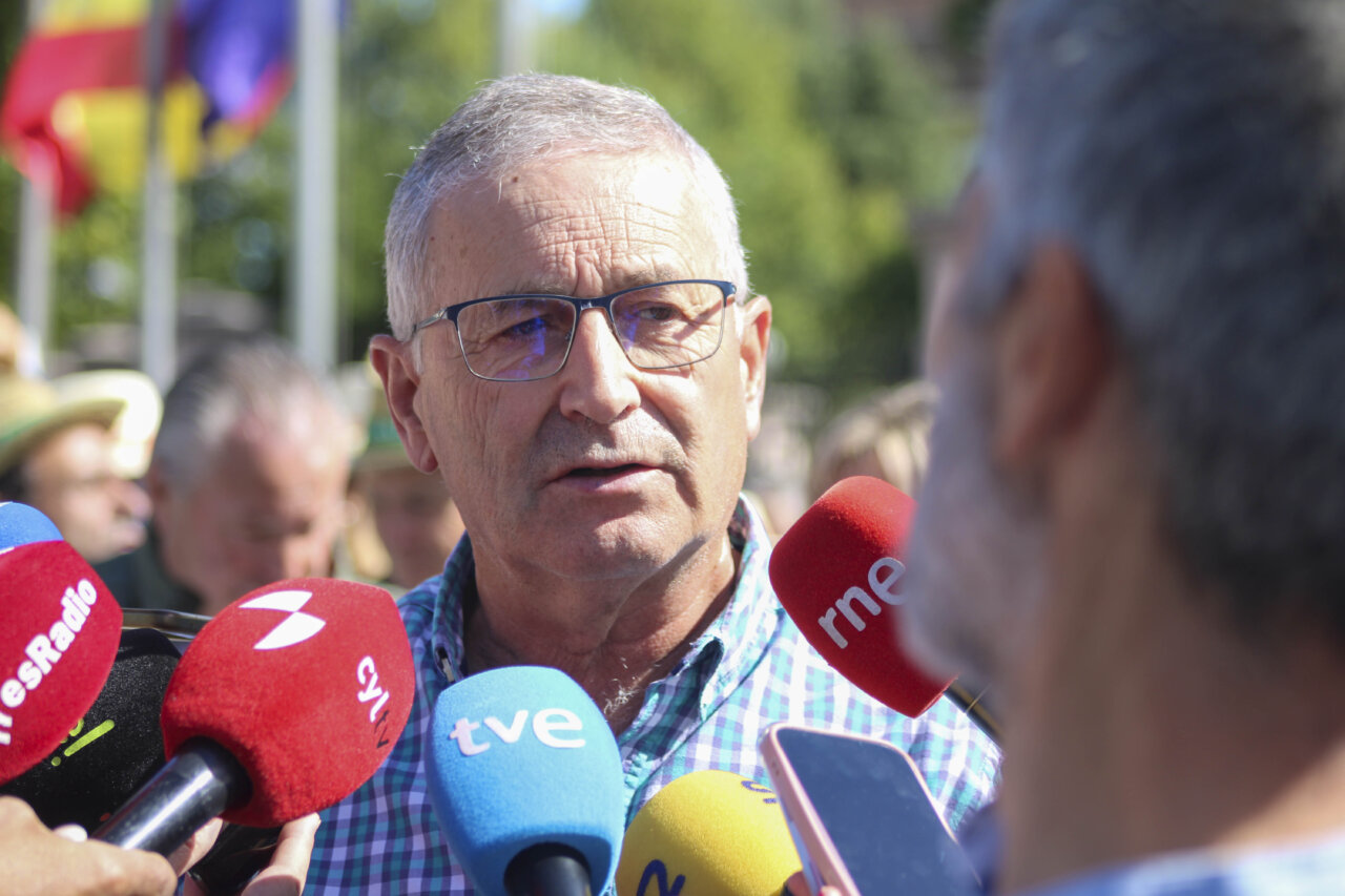 Agricultores en concentración ante la sede de la Junta de Castilla y León