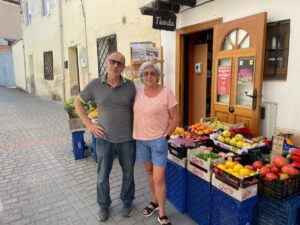 Pareja de propietarios de la tienda Alimentación Padrones en Dueñas