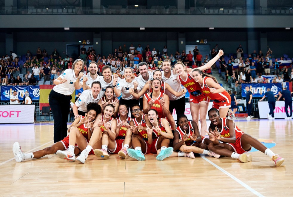 Jugadoras de la selección U16F celebrando su victoria en el campeonato de Europa
