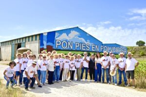 Grupo de personas frente a un mural en Polvorosa de Valdavia