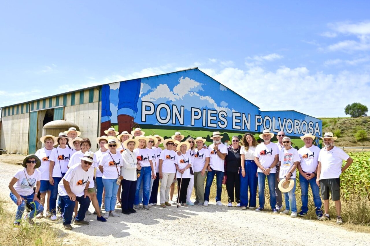 Grupo de personas frente a un mural en Polvorosa de Valdavia