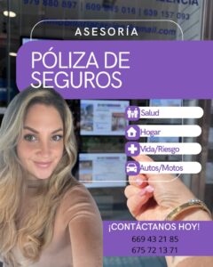Mujer mostrando información sobre pólizas de seguros en una oficina