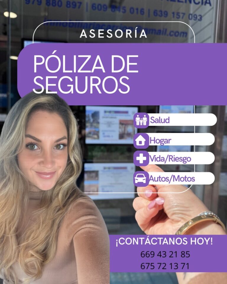Mujer mostrando información sobre pólizas de seguros en una oficina