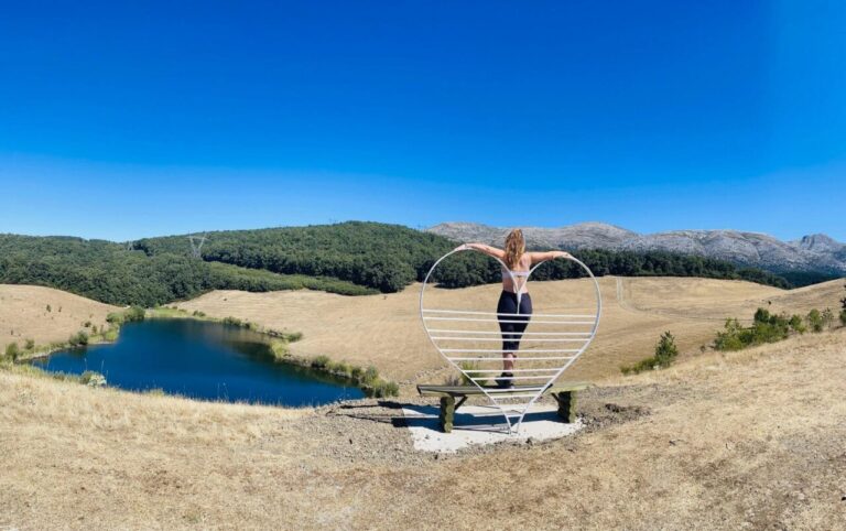 Mujer en un mirador con forma de corazón en la Montaña Palentina