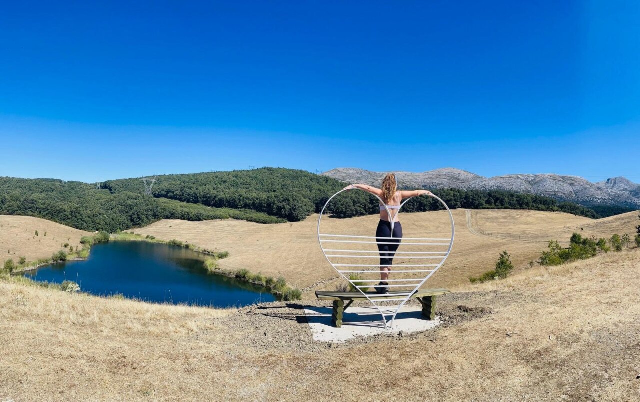 Mujer en un mirador con forma de corazón en la Montaña Palentina