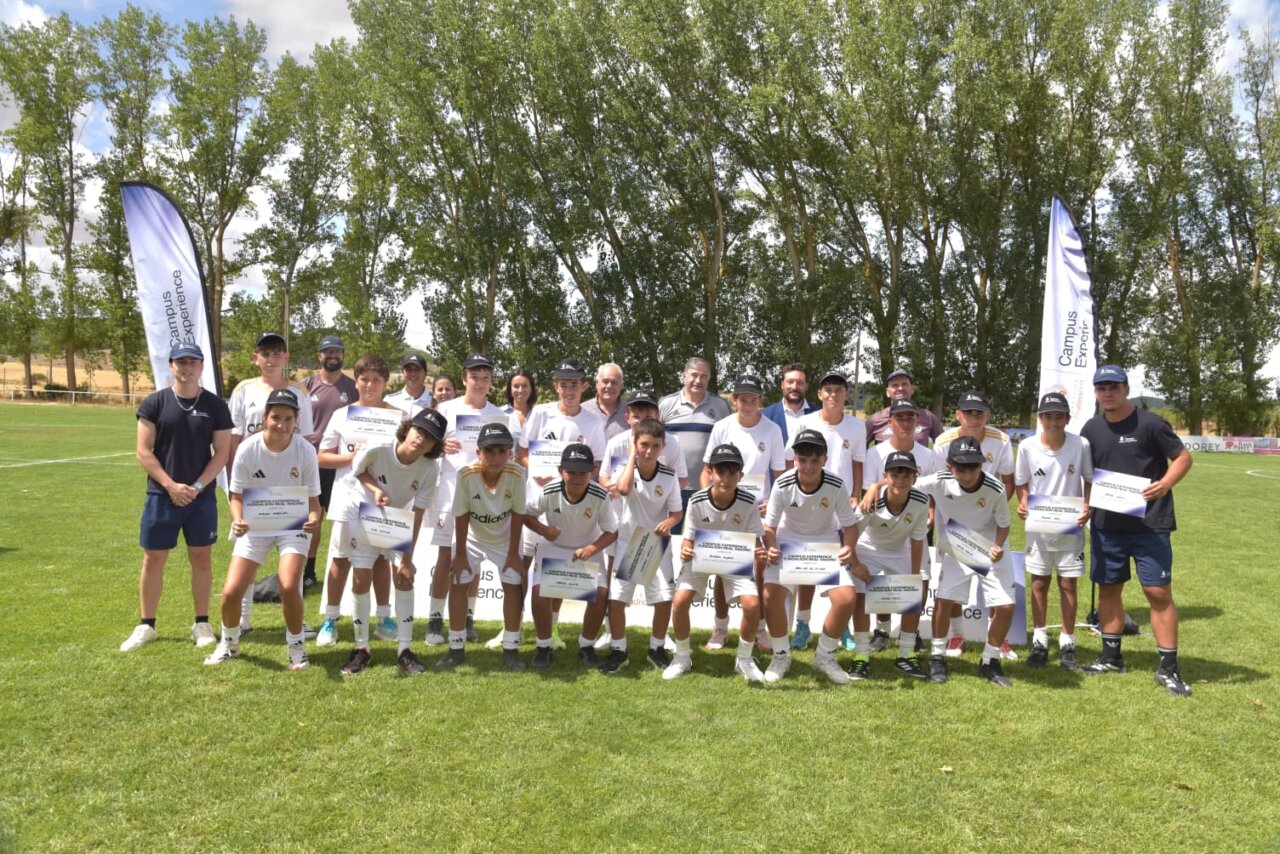Grupo de jóvenes futbolistas en el campus de la Fundación Real Madrid en Astudillo