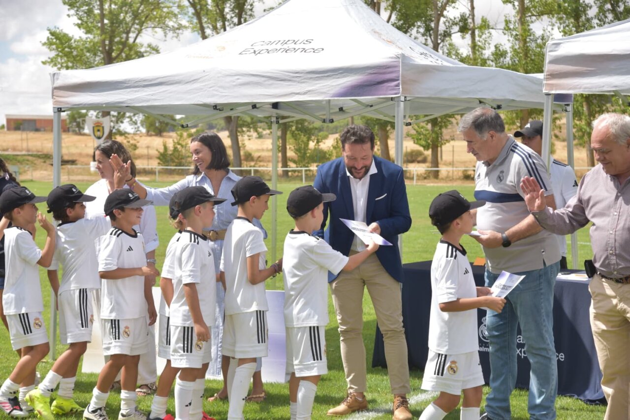 Niños en el campus de la Fundación Real Madrid recibiendo diplomas