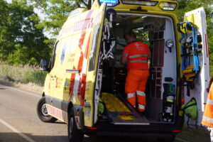Ambulancia atendiendo a un hombre tras un accidente de moto