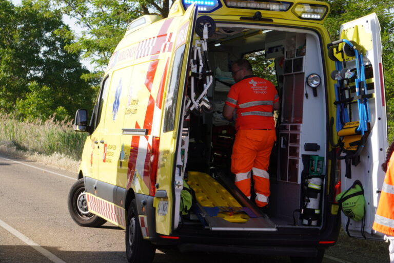 Ambulancia atendiendo a un hombre tras un accidente de moto