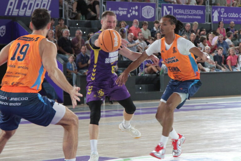 Jugadores de baloncesto compitiendo en un partido de pretemporada en Palencia.