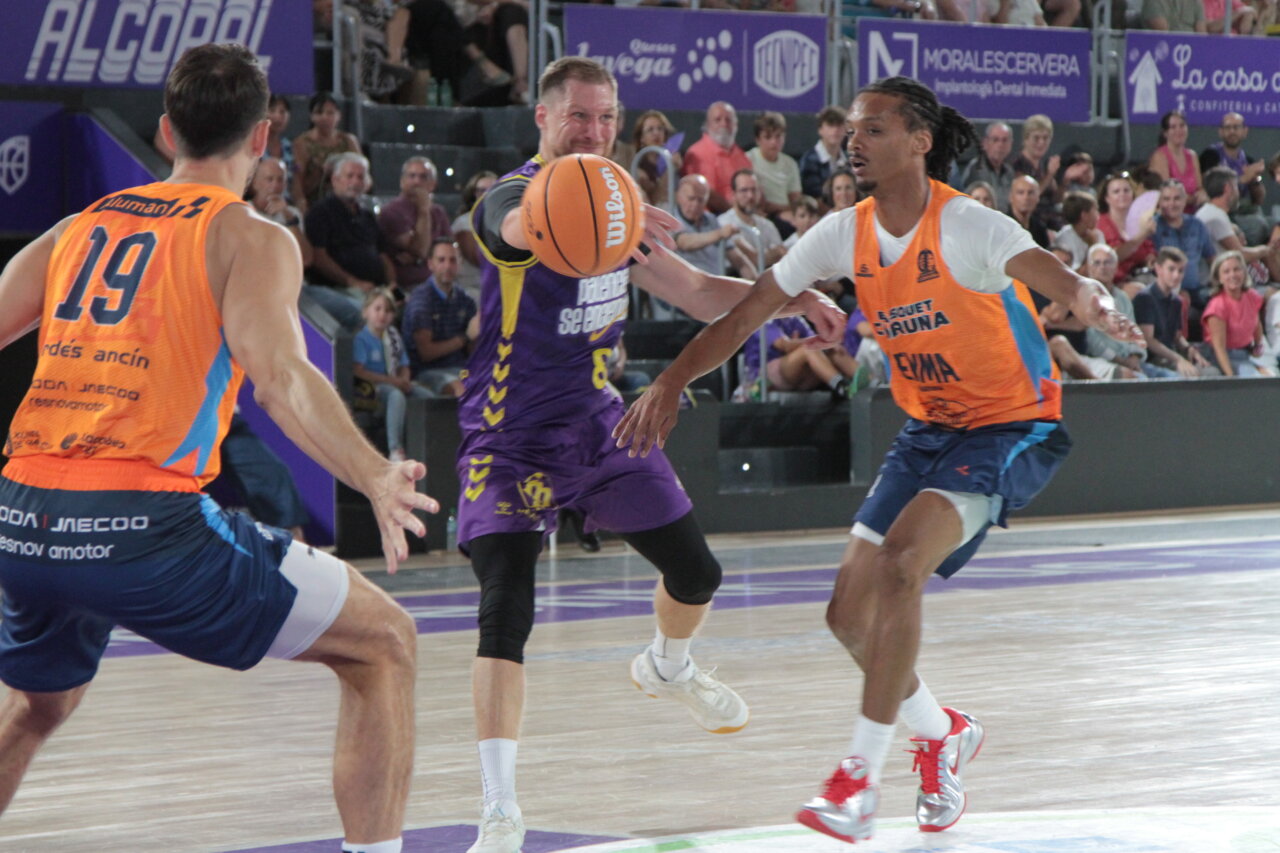 Jugadores de baloncesto compitiendo en un partido de pretemporada en Palencia.