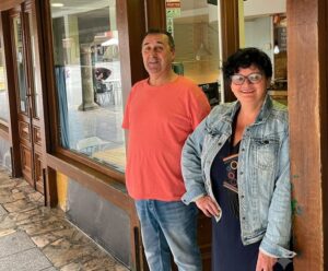 Exterior del Bar Centro en Cervera de Pisuerga con sus propietarios
