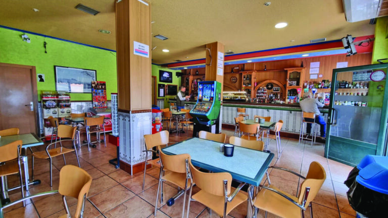 Interior del Bar Josefina en Monzón de Campos con mesas y sillas