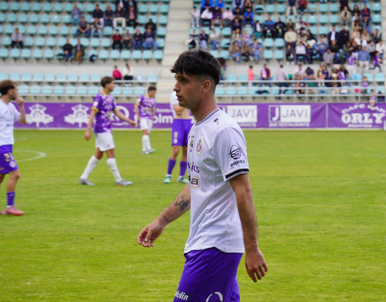 Bruno Citores caminando en el campo de fútbol durante un partido