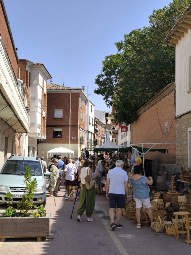 Feria en Baltanás con productos locales y artesanías