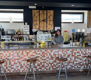 Interior del Café-Bar La Estación con la propietaria detrás de la barra