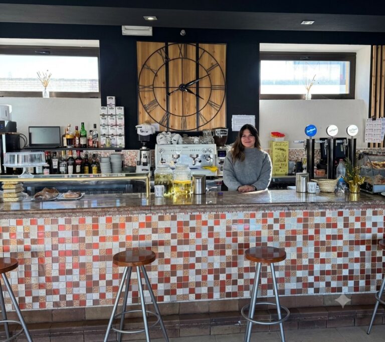 Interior del Café-Bar La Estación con la propietaria detrás de la barra