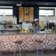 Interior del Café-Bar La Estación con la propietaria detrás de la barra