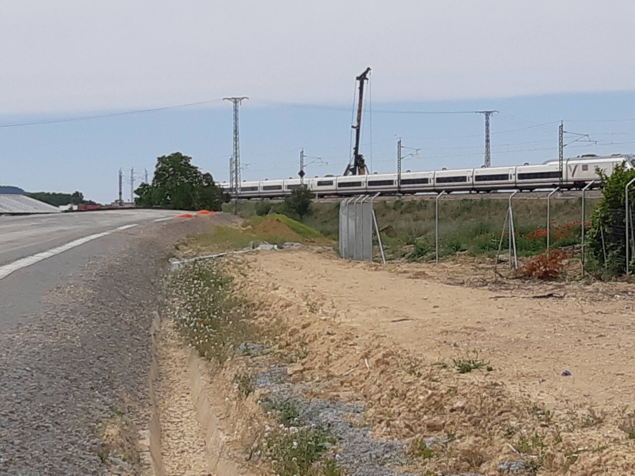 Obras en el cambiador de Villamuriel con trenes Alvia en movimiento.