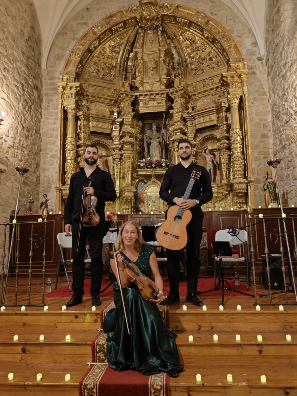 Músicos de Camerata Lírica en un escenario con decoración dorada