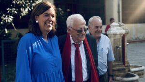 Niños en el campamento de verano con el Padre Ángel y autoridades