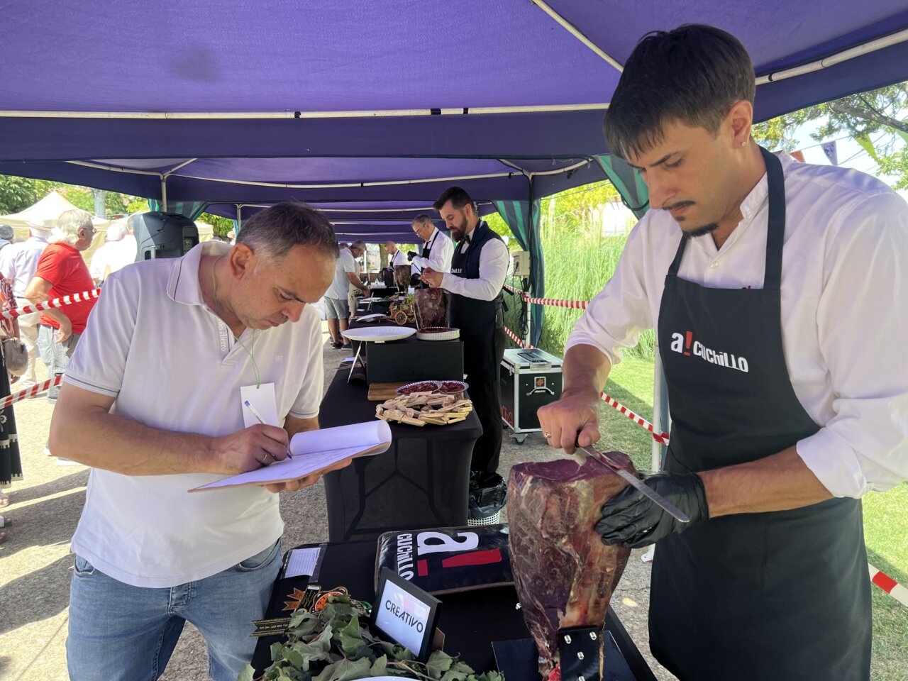 Competencia de cortadores de cecina en la Feria del Vino de Pajares de los Oteros