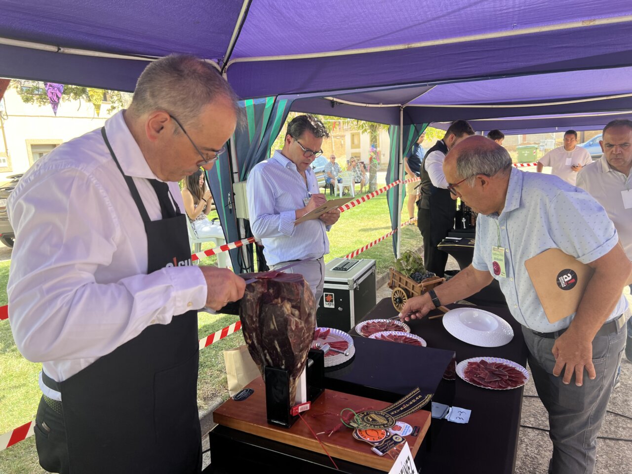 Competencia de cortadores de cecina en Pajares de los Oteros