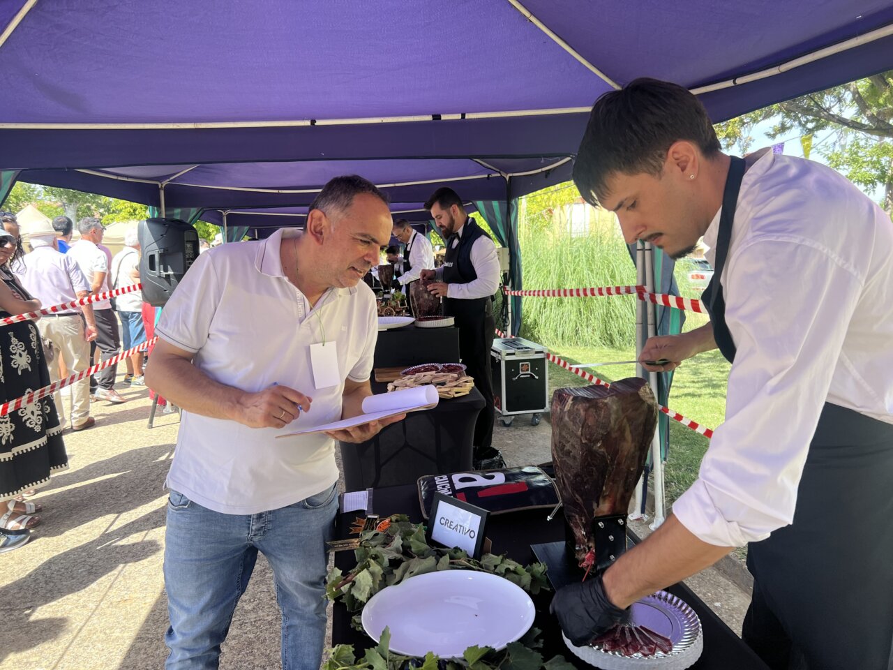 Competencia de cortadores de cecina en Pajares de los Oteros