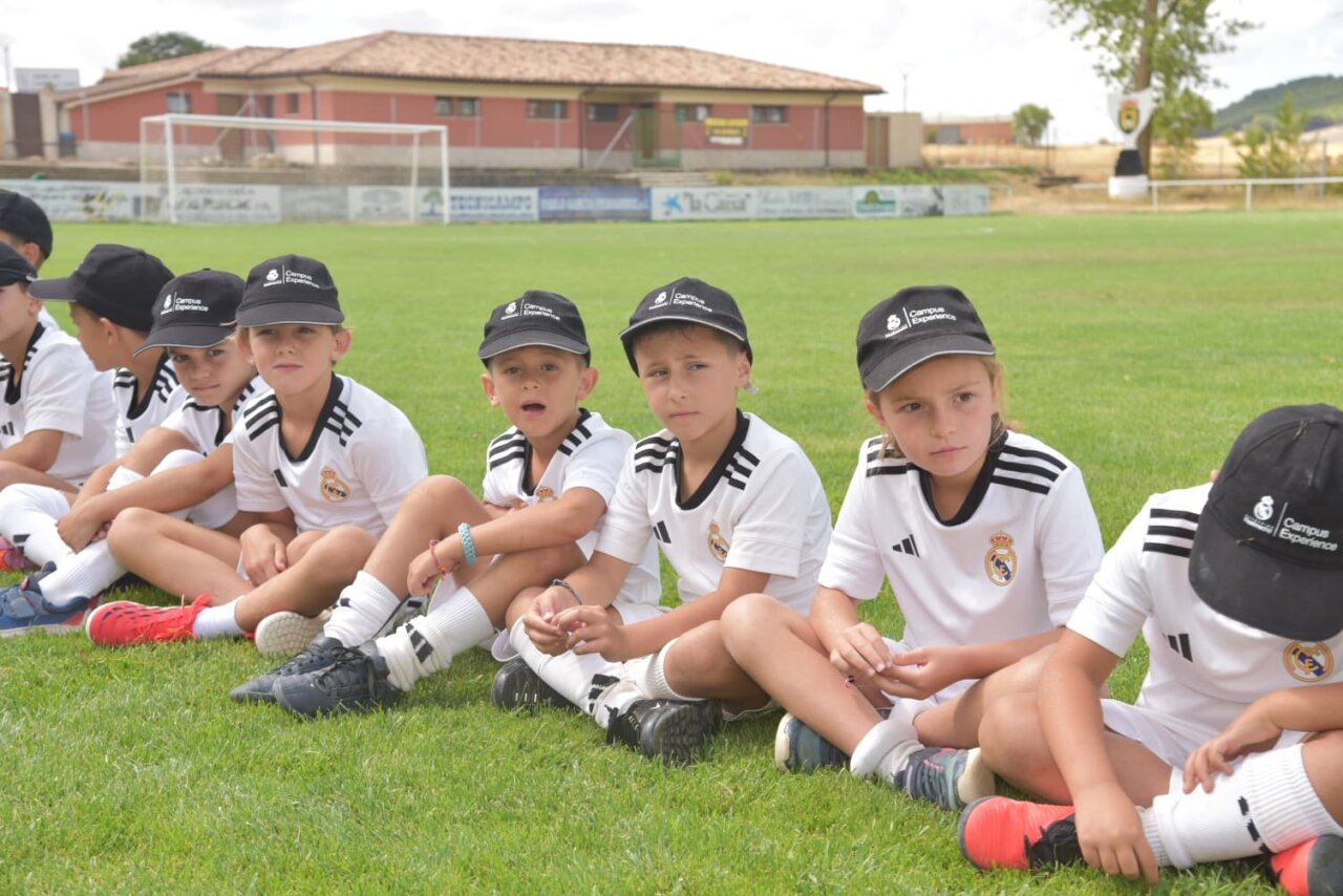 Niños participando en el campus de la Fundación Real Madrid en Astudillo