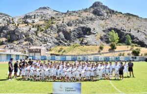 Grupo de jóvenes futbolistas en el campus del Real Madrid en Velilla del Río Carrión
